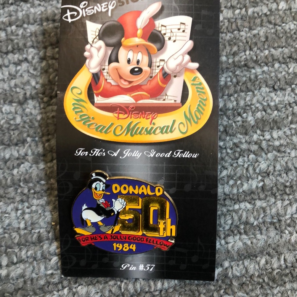 Donald Duck pin